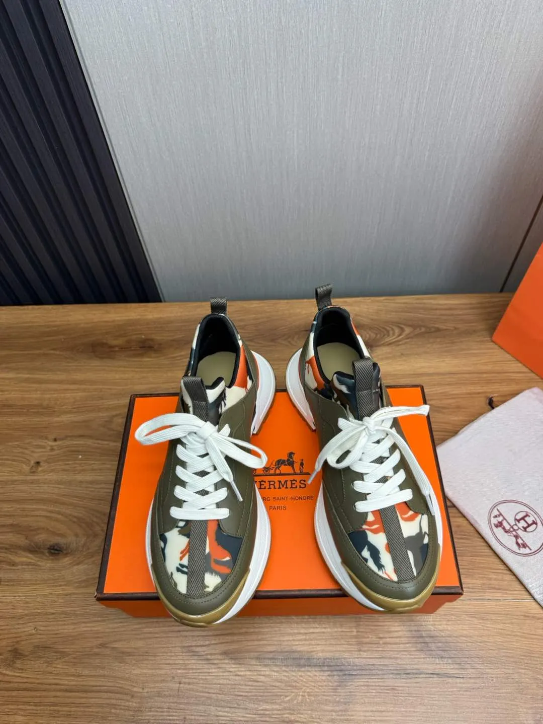 Men's men's shoes 💰780💰 HERMES/Hermès ** men's sports shoes The uppers are made of printed high-tech jersey fabric and calfskin sports shoes. The oversized sole features a geometric pattern and signature "H" detailing for an outdoor style. Black rubber sole, white rubber midsole, black and orange rubber inserts, tundra green lambskin insole, black high-tech canvas lining! Size: 39-40-41-42-43-44 (customized in 38.45)